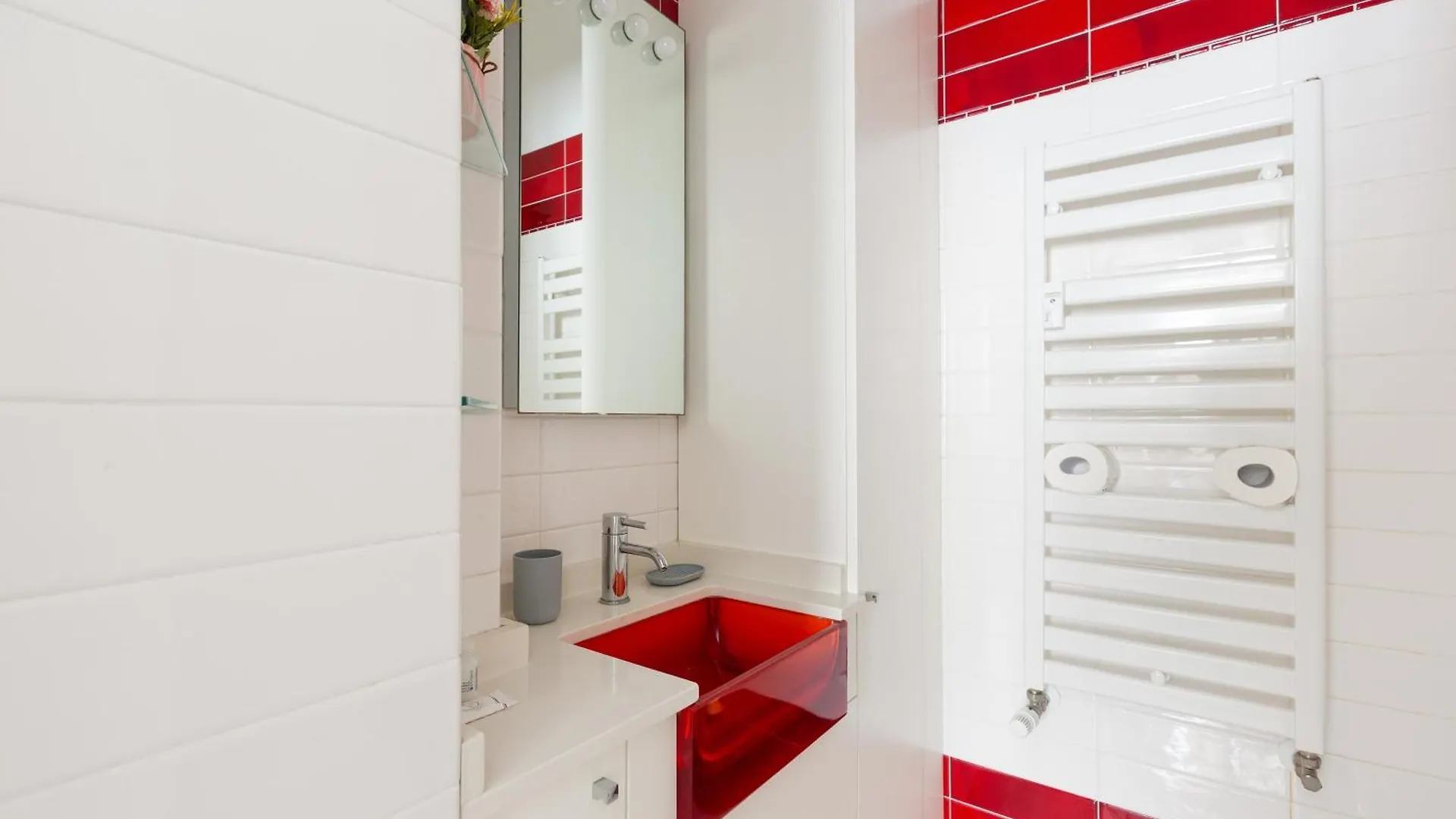 M4 Argonne Balcony Apartment Milan