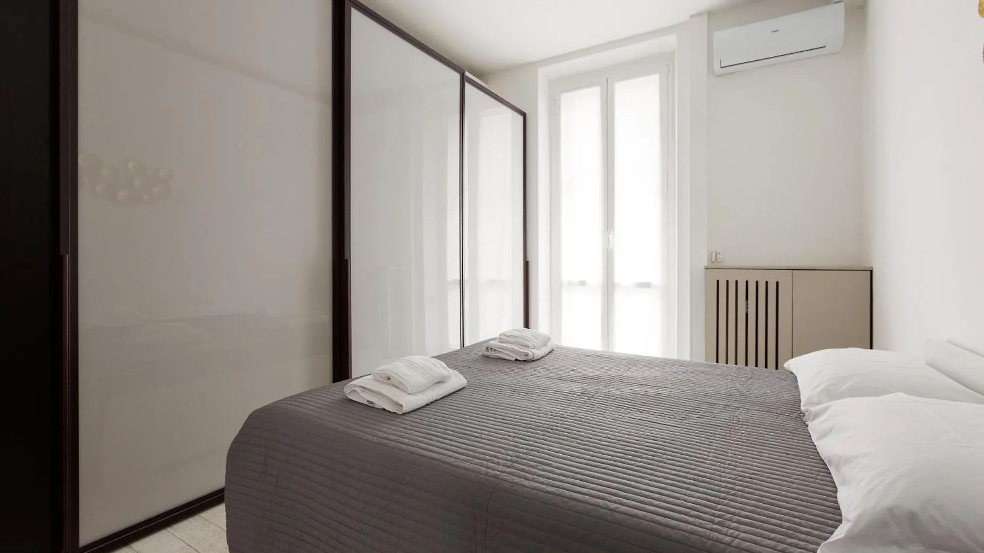 M4 Argonne Balcony Apartment Milan Italy