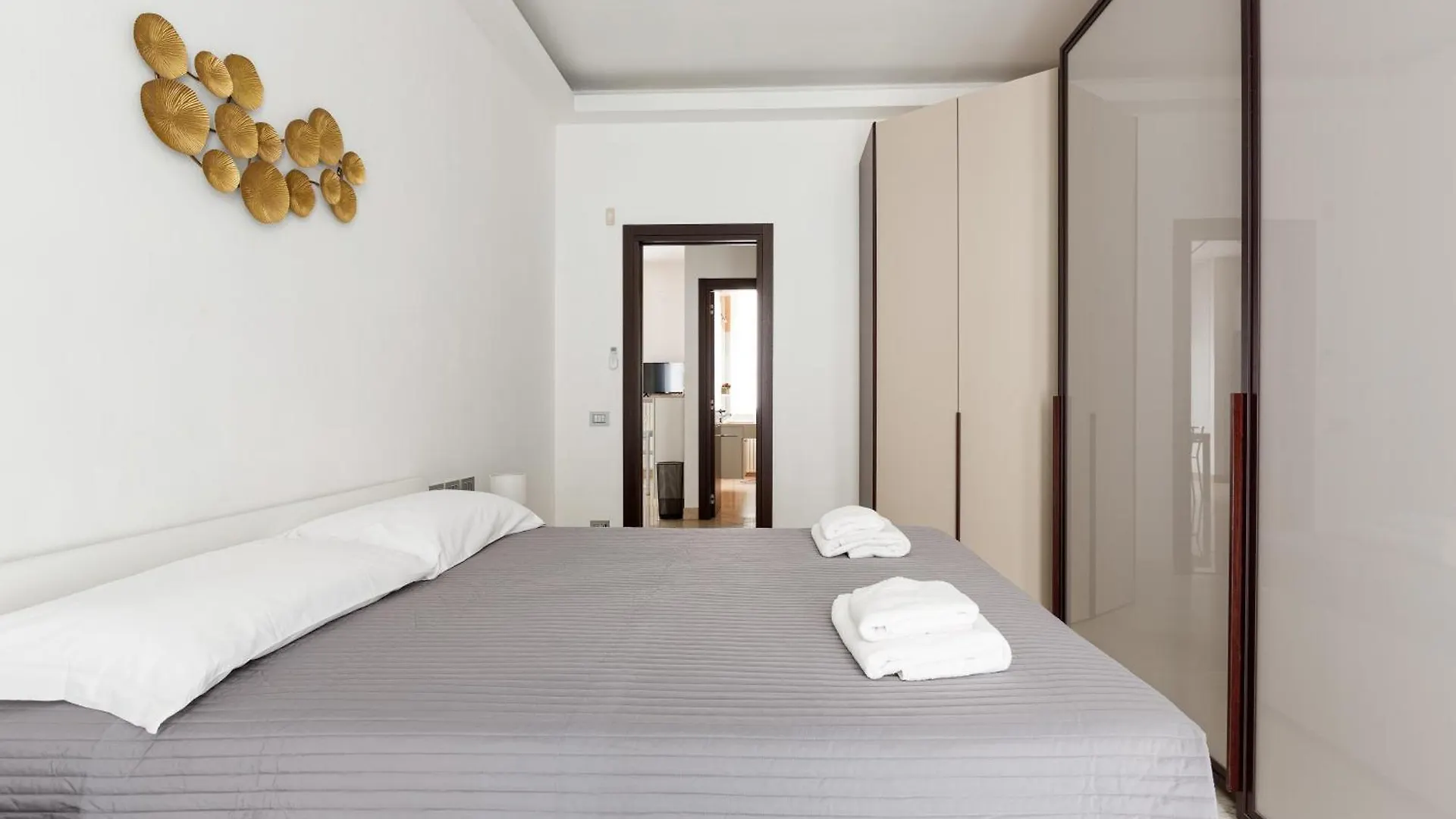 M4 Argonne Balcony Apartment Milan Italy