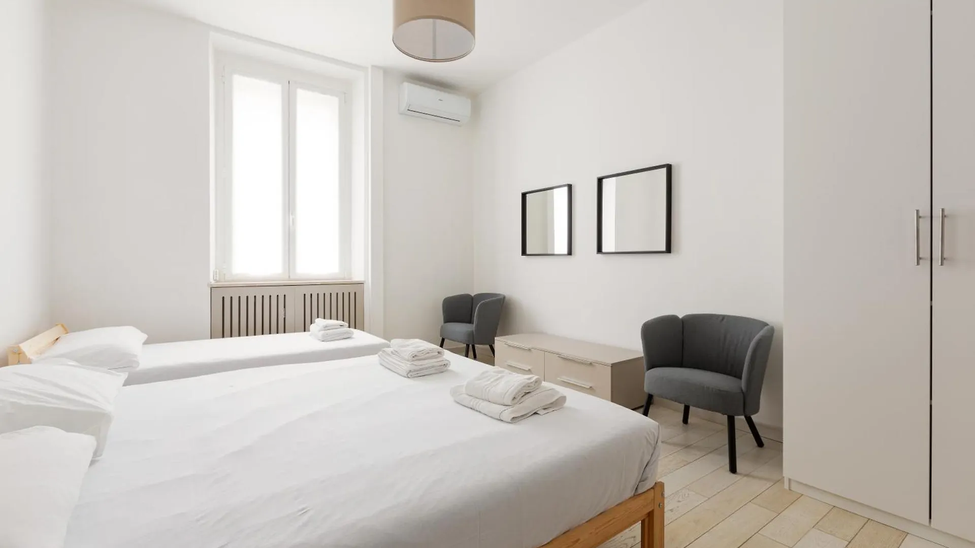 M4 Argonne Balcony Apartment Milan