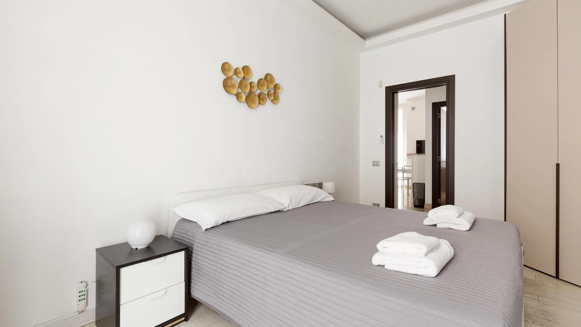 M4 Argonne Balcony Apartment Milan
